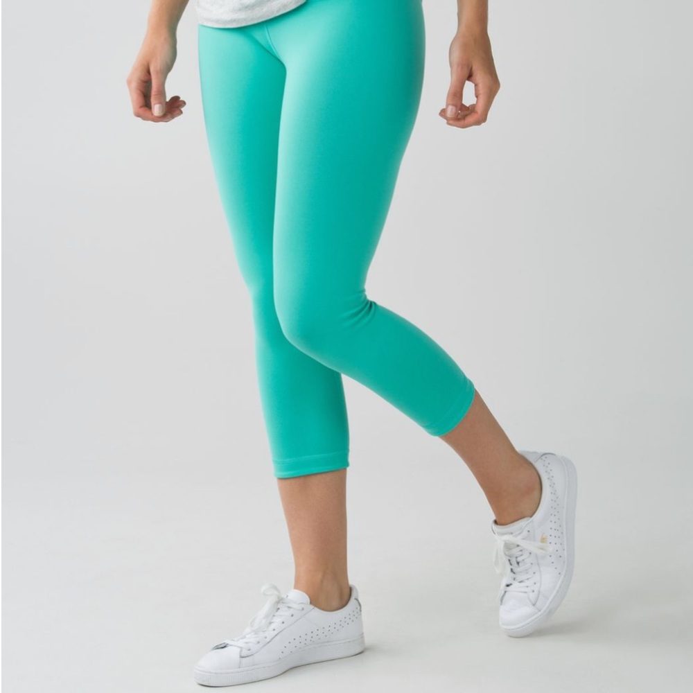 lululemon reversible black and “toothpaste” crop wunder under 25”